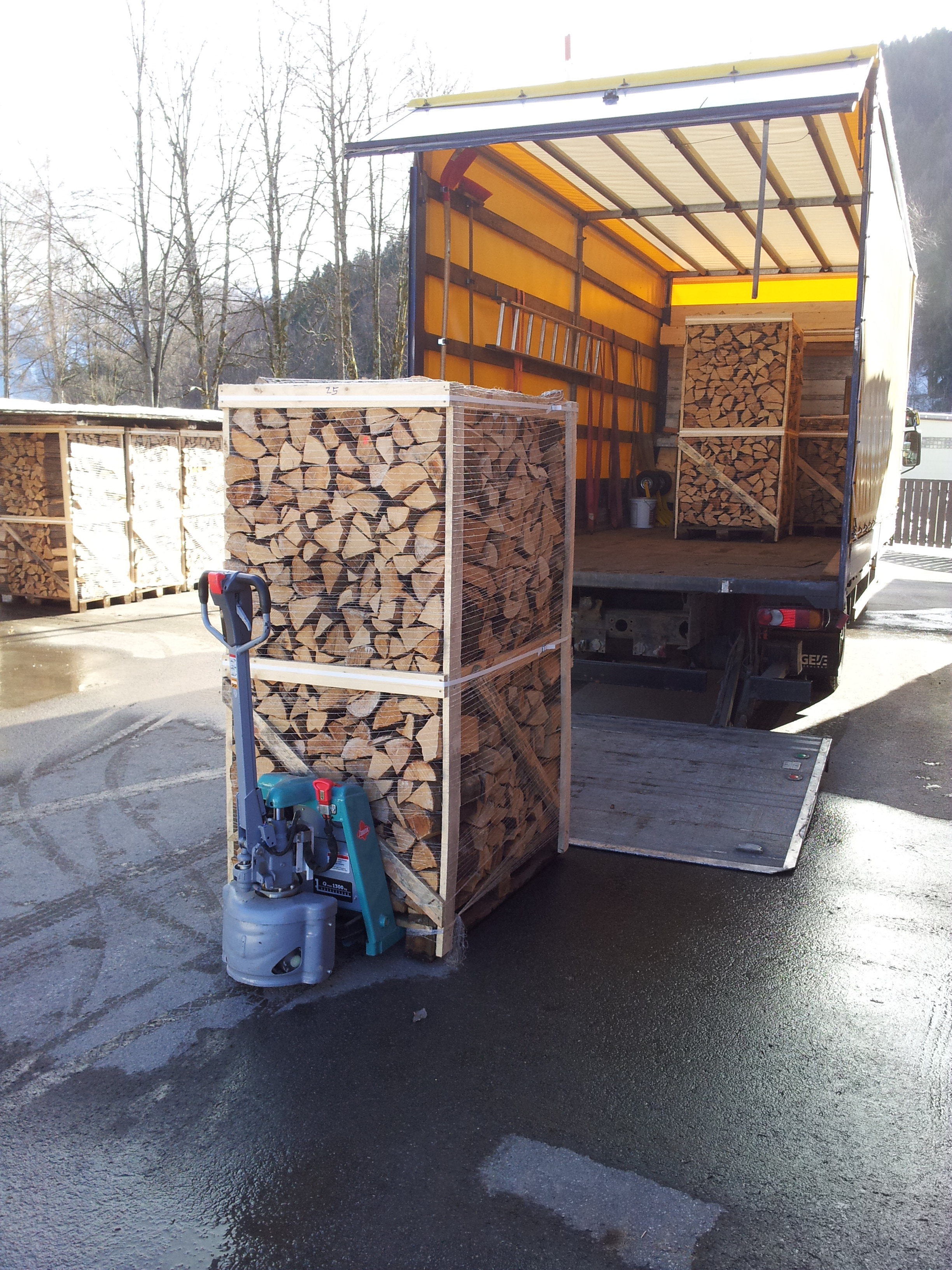 Brennholzlager und Verarbeitung