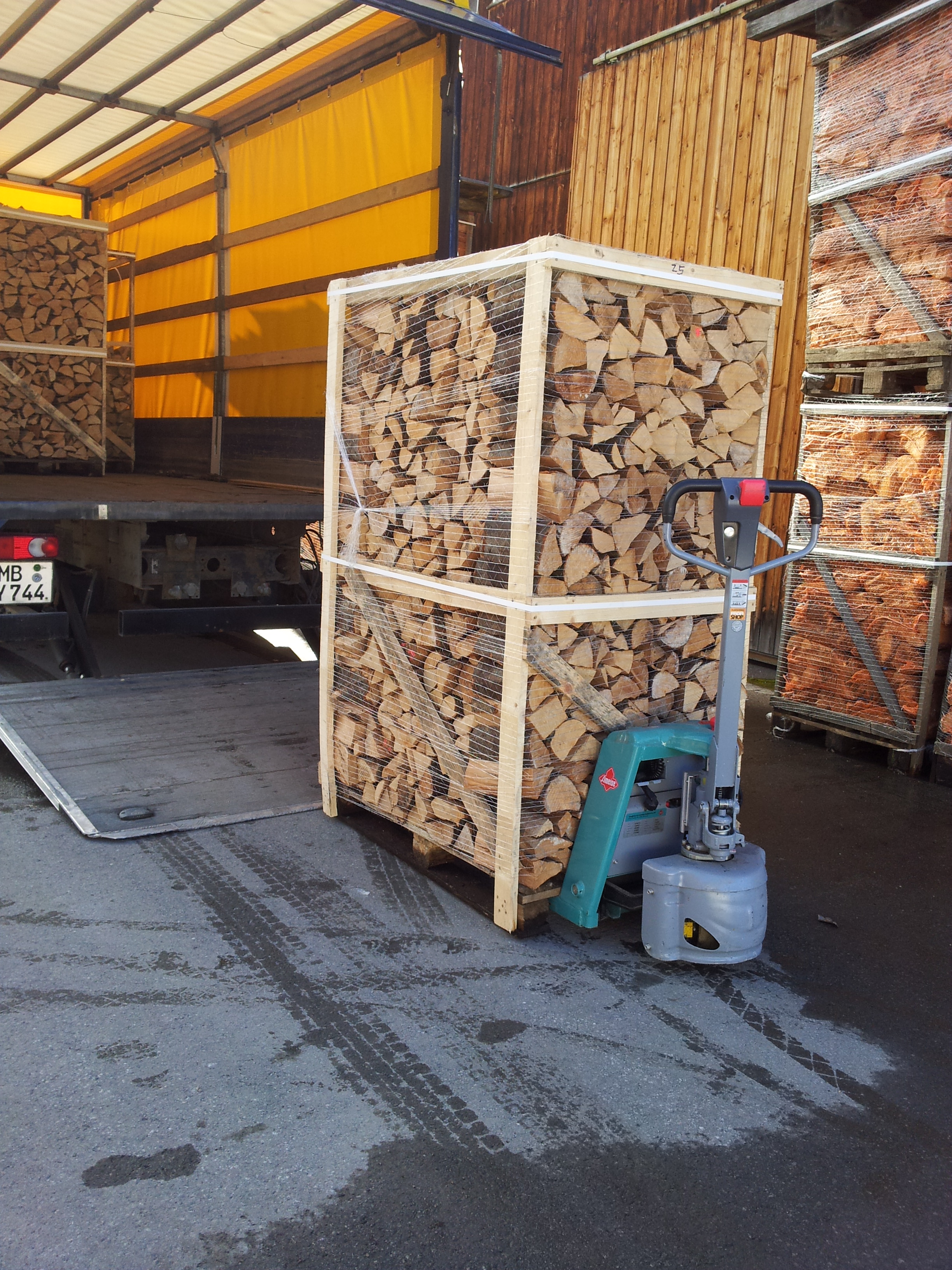 Brennholzlager und Verarbeitung