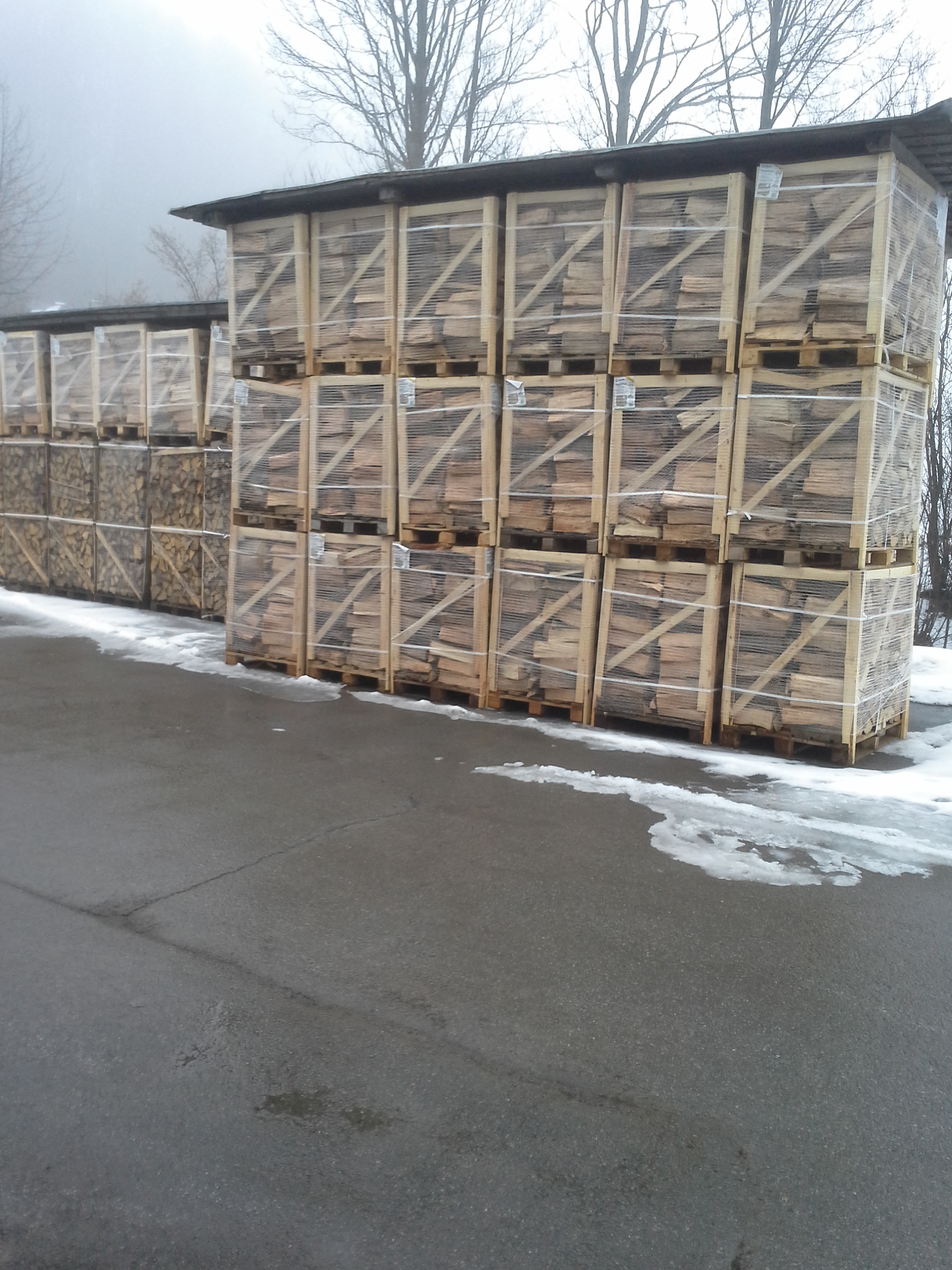 Brennholzlager und Verarbeitung